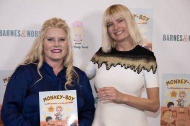 Yazar Rachele Sweetser, yazar Rachele Sweetser 'ın 15 Ocak 2024' te Grove, Los Angeles, CA 'da imzalanan 