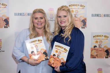 Yazar Rachele Sweetser ve kız kardeşi Renee Lawsin, yazar Rachele Sweetser 'ın 