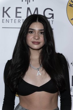 Şarkıcı / Model Alexandra Bull, Key Elements PR ve KEMG Entertainment sunumuna katılıyor. 2024 Fas Lounge, Los Angeles 'ta Açılış Konseri, 19 Ocak 2024