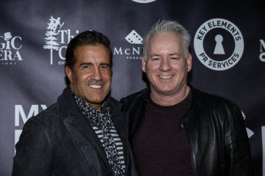 Aktör Johnny Marques, Yapımcı Michael Feifer 30 Ocak 2024 'te Look Cinema Glendale, Los Angeles' taki 