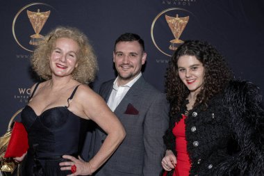 Müzikal Sanatçısı K-Syran, Dan Thomas, Aktris Benedicta Syran The Soiree tarafından The Bourbon Room, Los Angeles, CA 'da sunulan 2024 World Entertainment Awards' a katıldı.