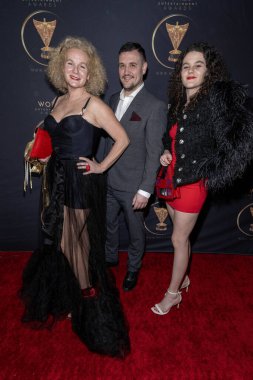 Müzikal Sanatçısı K-Syran, Dan Thomas, Aktris Benedicta Syran The Soiree tarafından The Bourbon Room, Los Angeles, CA 'da sunulan 2024 World Entertainment Awards' a katıldı.