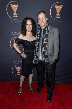 Oyuncu Victoria Savage, Yazar Tim Davis, The Soiree tarafından The Bourbon Room, Los Angeles, CA 'da sunulan 2024 Dünya Eğlence Ödülleri' ne katıldı.