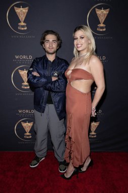 Zen Scott Feldman, Aktris Riley Kay Carlson The Soiree tarafından The Bourbon Room, Los Angeles, CA 'da sunulan 2024 World Entertainment Awards After Party' ye katıldı.