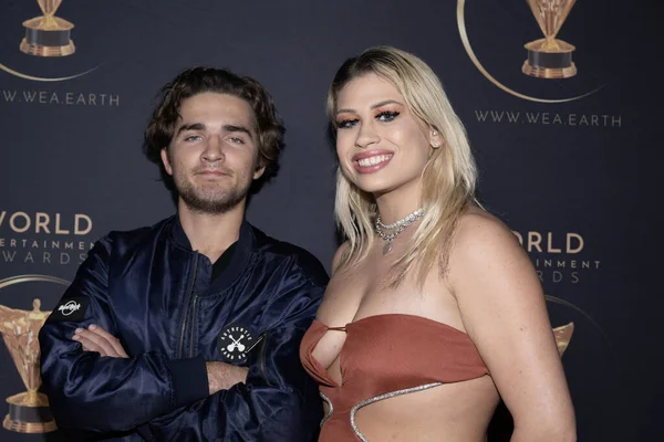 Zen Scott Feldman, Aktris Riley Kay Carlson The Soiree tarafından The Bourbon Room, Los Angeles, CA 'da sunulan 2024 World Entertainment Awards After Party' ye katıldı.
