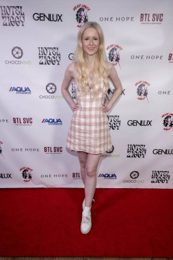 Komedyen Thash Mose, 5 Şubat 2024 'te Los Angeles, Ziggy Oteli' nde Christine Peake 'in 