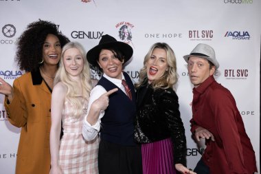 Model Dana Tyne, Komedyen Thash Mose, Komedyen Christine Peake, Göğüs Kanseri Haydutu Marisa Sullivan, Komedyen Marc Gordon, 5 Şubat 2024 'te Hotel Ziggy, Los Angeles' taki 