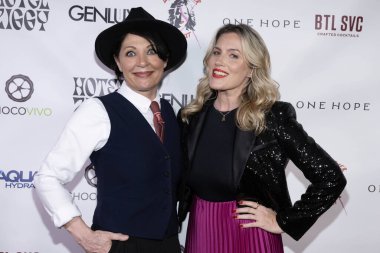 Komedyen Christine Peake, Göğüs Kanseri Haydutu Marisa Sullivan 5 Şubat 2024 'te Hotel Ziggy, Los Angeles, CA' da Christine Peake 'in 