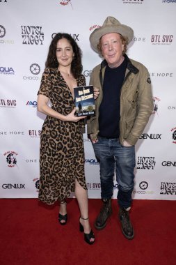 Sanatçı Pau Aquirre, yazar Scott Michael Nathan 5 Şubat 2024 'te Hotel Ziggy, Los Angeles' taki Christine Peake 'in 