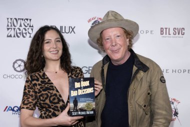 Sanatçı Pau Aquirre, yazar Scott Michael Nathan 5 Şubat 2024 'te Hotel Ziggy, Los Angeles' taki Christine Peake 'in 