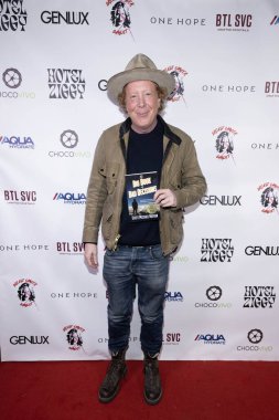 Yazar Scott Michael Nathan, 5 Şubat 2024 'te Hotel Ziggy, Los Angeles' ta Christine Peake 'in 