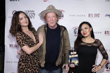 Sanatçı Pau Aquirre, Yazar Scott Michael Nathan, Aktris / Komedyen Kedi Ce, 5 Şubat 2024 'te Hotel Ziggy, Los Angeles' ta 