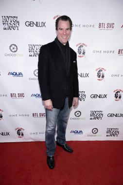 Aktör Micheal McGlone, 5 Şubat 2024 'te Hotel Ziggy, Los Angeles' ta Christine Peake 'in 