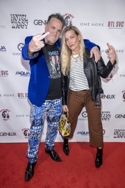 Aktör / Müzisyen Matthew Barry namı diğer Boşboğaz Barry, Aktris Anna Colona 5 Şubat 2024 'te Hotel Ziggy, Los Angeles, CA' da Christine Peake 'in 