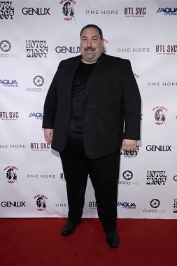 Comic Matt Grisat, 5 Şubat 2024 'te Hotel Ziggy, Los Angeles' ta Christine Peake 'in 