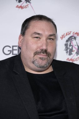 Comic Matt Grisat, 5 Şubat 2024 'te Hotel Ziggy, Los Angeles' ta Christine Peake 'in 