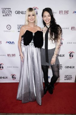 Komedyen / Yazar Eugenia Kuzmina, Komedyen / Aktris Dominika van Santen, 5 Şubat 2024 'te Hotel Ziggy, Los Angeles' ta Christine Peake 'in 