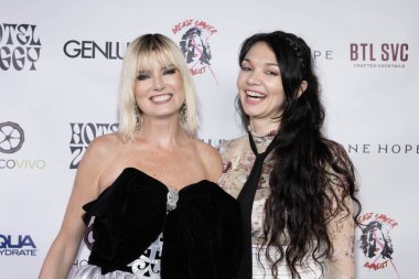 Komedyen / Yazar Eugenia Kuzmina, Komedyen / Aktris Dominika van Santen, 5 Şubat 2024 'te Hotel Ziggy, Los Angeles' ta Christine Peake 'in 