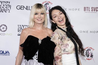 Komedyen / Yazar Eugenia Kuzmina, Komedyen / Aktris Dominika van Santen, 5 Şubat 2024 'te Hotel Ziggy, Los Angeles' ta Christine Peake 'in 