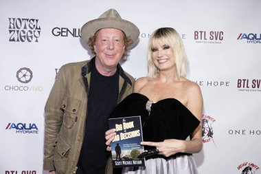 Yazar Scott Michael Nathan, Komedyen / Yazar Eugenia Kuzmina Hotel Ziggy, Los Angeles, CA, 5 Şubat 2024 'te Christine Peake' in 