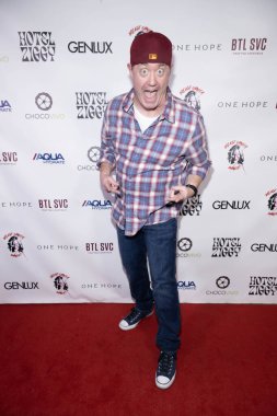 Komedyen Chris Kidder, 5 Şubat 2024 'te Hotel Ziggy, Los Angeles' ta Christine Peake 'in 