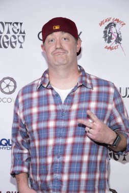 Komedyen Chris Kidder, 5 Şubat 2024 'te Hotel Ziggy, Los Angeles' ta Christine Peake 'in 