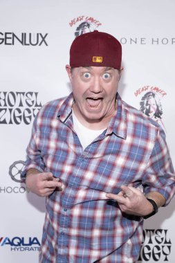 Komedyen Chris Kidder, 5 Şubat 2024 'te Hotel Ziggy, Los Angeles' ta Christine Peake 'in 