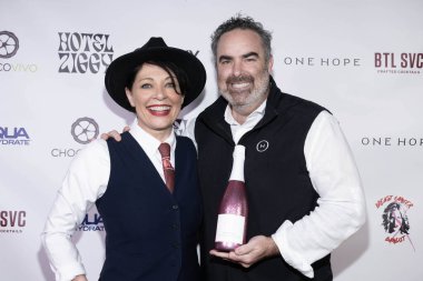 Komedyen Christine Peake, CEO ve kurucu, ONEHope şarabı Jake Kloberdanz, 5 Şubat 2024 'te Hotel Ziggy, Los Angeles' ta Christine Peake 'in 