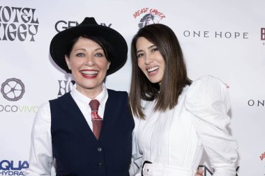 Komedyen Christine Peake, Ünlü fotoğrafçı Rochelle Brodin 5 Şubat 2024 'te Hotel Ziggy, Los Angeles, CA' da Christine Peake 'in 