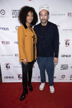 Model Dana Tyne, Aktör David Lee McInnis 5 Şubat 2024 'te Hotel Ziggy, Los Angeles' ta Christine Peake 'in 