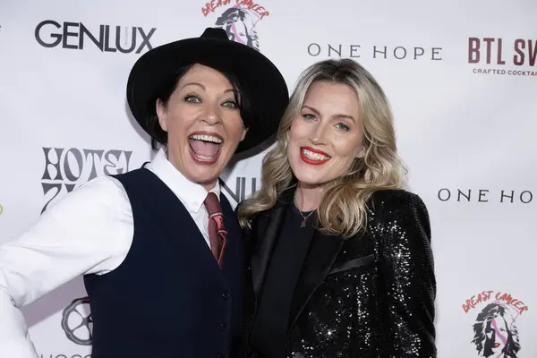 Komedyen Christine Peake, Göğüs Kanseri Haydutu Marisa Sullivan 5 Şubat 2024 'te Hotel Ziggy, Los Angeles, CA' da Christine Peake 'in 