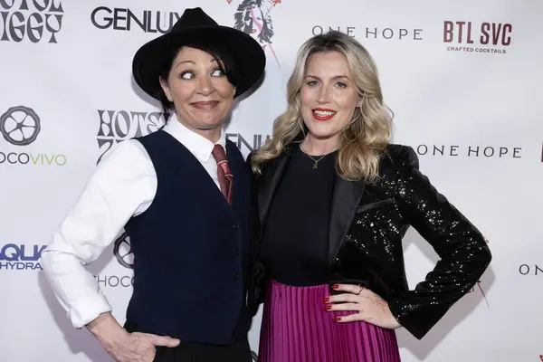 Komedyen Christine Peake, Göğüs Kanseri Haydutu Marisa Sullivan 5 Şubat 2024 'te Hotel Ziggy, Los Angeles, CA' da Christine Peake 'in 