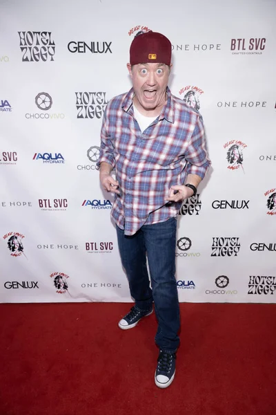 Komedyen Chris Kidder, 5 Şubat 2024 'te Hotel Ziggy, Los Angeles' ta Christine Peake 'in 