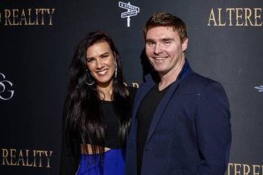 Aktris Natalie Burn, yönetmen Timothy Woodward Jr. 17 Şubat 2024 'te Regal LA Live, Los Angeles' ta 