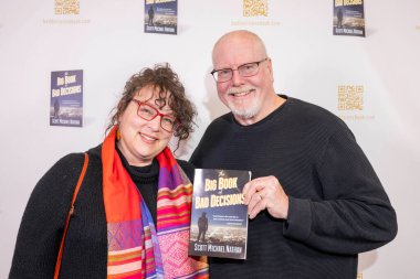 Sanatçı Tish Hicks, Tasarımcı Parker Bennett, Scott Michael Nathan 'ın 