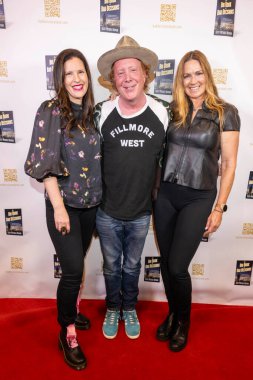 Podcast sunucuları Dawn Forrester ve Leslie Carr, Scott Michael Nathan 'ın 