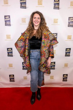 Moda Asistanı Leah Johns, Scott Michael Nathan 'ın 16 Şubat 2024' te Grove, Los Angeles 'taki Barnes Noble' daki 