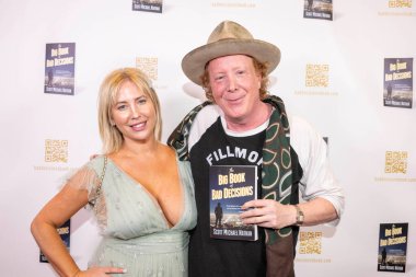 Yazar Tasha Reign, Yazar Scott Michael Nathan, Scott Michael Nathan 'ın 16 Şubat 2024' te Barnes and Noble at the Grove, Los Angeles, CA 'daki 