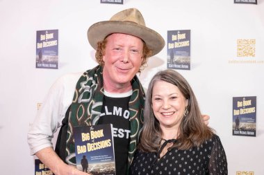 Yazar Scott Michael Nathan ve konuk kristal, Scott Michael Nathan 'ın 16 Şubat 2024' te Barnes and Noble at the Grove, Los Angeles, CA 'daki 