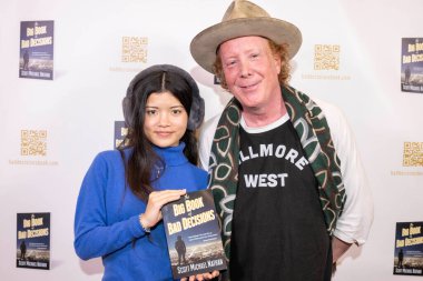 Model Teresa Tambunan, Yazar Scott Michael Nathan, Scott Michael Nathan 'ın 16 Şubat 2024' te Los Angeles Grove, Los Angeles 'taki 