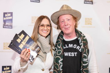 Emlak yöneticisi Mary Nelson, Yazar Scott Michael Nathan, Scott Michael Nathan 'ın 16 Şubat 2024' te Grove, Los Angeles 'taki Barnes Noble' daki 