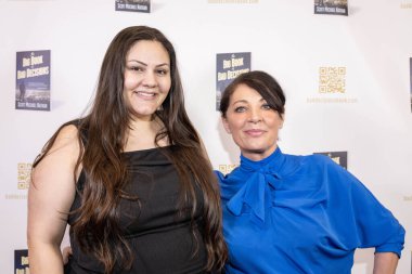 Aktris Rachael Cave, Komedyen Christine Peake, Scott Michael Nathan 'ın 