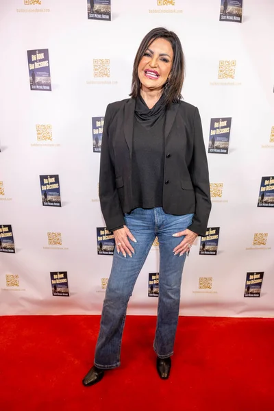 Aktris / Model Jennifer Gimenez, Scott Michael Nathan 'ın 16 Şubat 2024' te Barnes and Noble at the Grove, Los Angeles, CA 'daki 