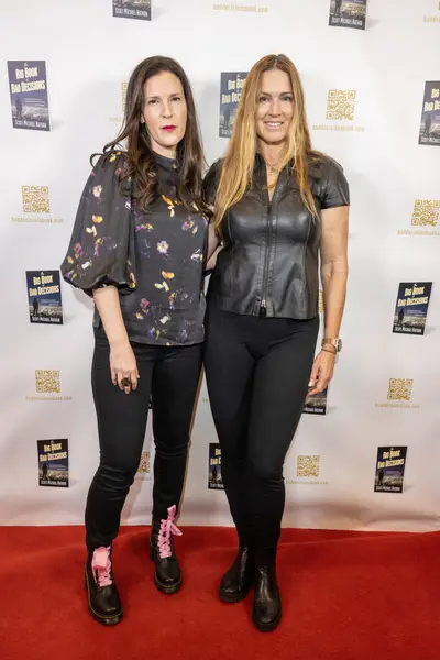 Podcast sunucuları Dawn Forrester ve Leslie Carr, Scott Michael Nathan 'ın 