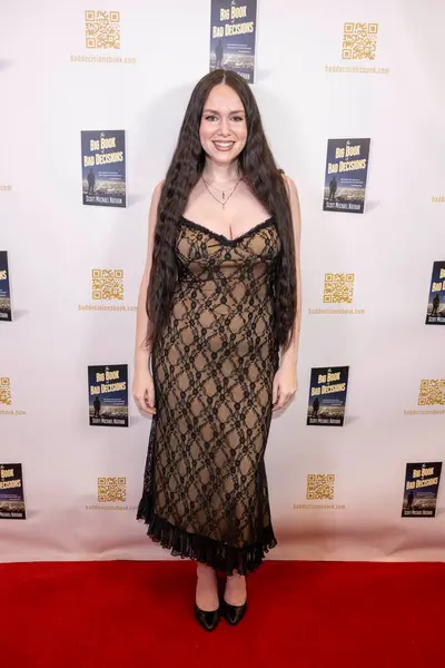 Aktris / şarkıcı Carla Tempesta, Scott Michael Nathan 'ın 16 Şubat 2024' te Barnes and Noble at the Grove, Los Angeles, CA 'daki 