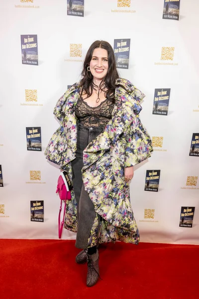 Moda Tasarımcısı Suzanne Vinnik, Scott Michael Nathan 'ın 16 Şubat 2024' te Barnes and Noble at the Grove, Los Angeles, CA 'daki 