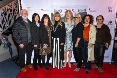 999 'un yapımcılarıyla birlikte Yahudi Soykırımından kurtulanların akrabaları da Adalet Bakanlığı' na katıldı. Şaban Tiyatrosu, Los Angeles 'ta, 18 Şubat 2024' te 