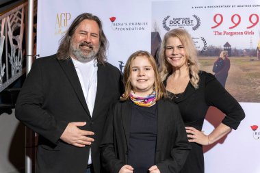 Yapımcı / Yönetmen Paul Overacker, Aktör Ryker Overacker, Yapımcı / Yazar Marjorie DeHey Women Intl için Adalete Katılın. Şaban Tiyatrosu, Los Angeles 'ta, 18 Şubat 2024' te 