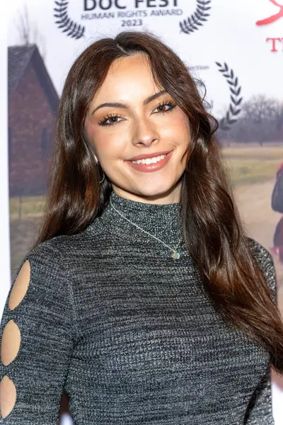 Aktris Paris Bravo, Kadın Intl için Adalet 'e katıldı. Şaban Tiyatrosu, Los Angeles 'ta, 18 Şubat 2024' te 