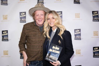 Yazar Scott Michael Nathan, Stilist Helena McGregor Scott Michael Nathan 'ın 